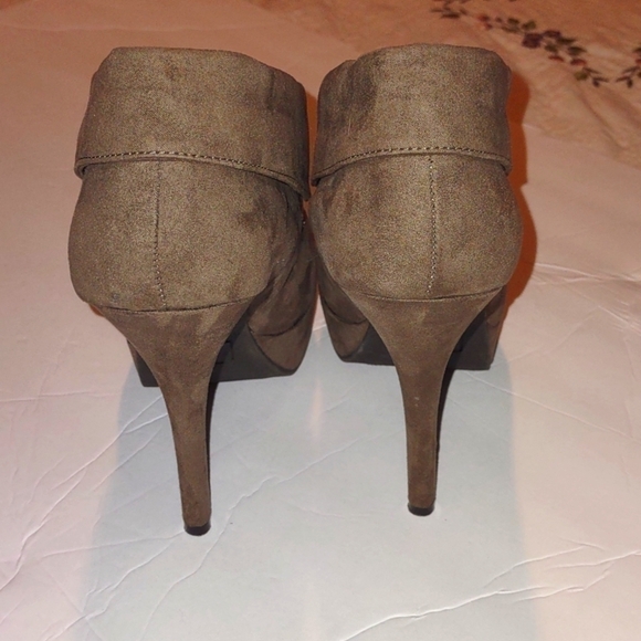 EUC Mossimo Faux Suede Platform Bootie Stilletos - Picture 10 of 12